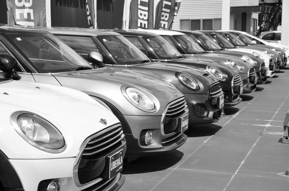 Redovi automobila parkirani ispred radionice
