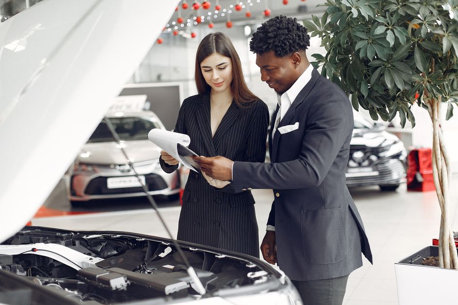 Otvorena haube automobila u servisu