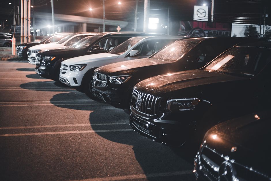Red luksuznih automobila noću