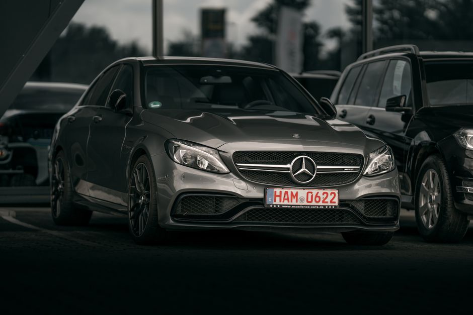 Elegantan srebrni automobil parkiran u gradu