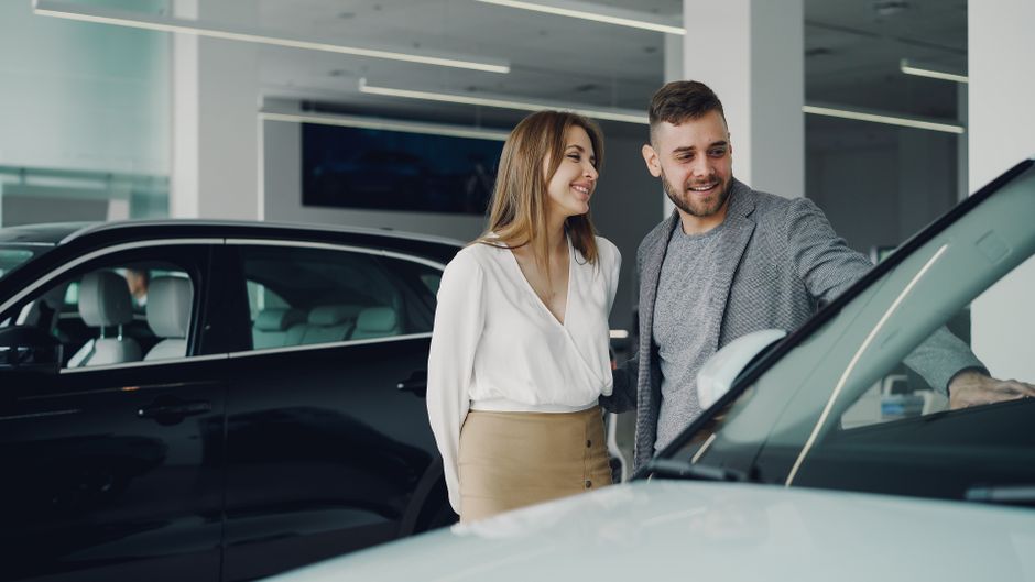 Zadovoljan par u autosalonu