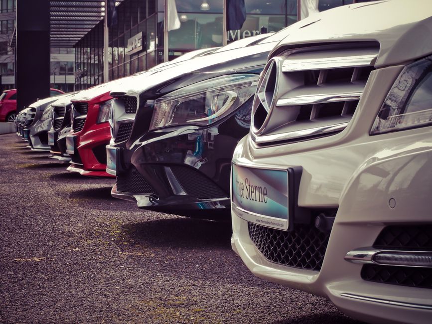 Luksuzni automobili poredani na vanjskom placu prodavaonice